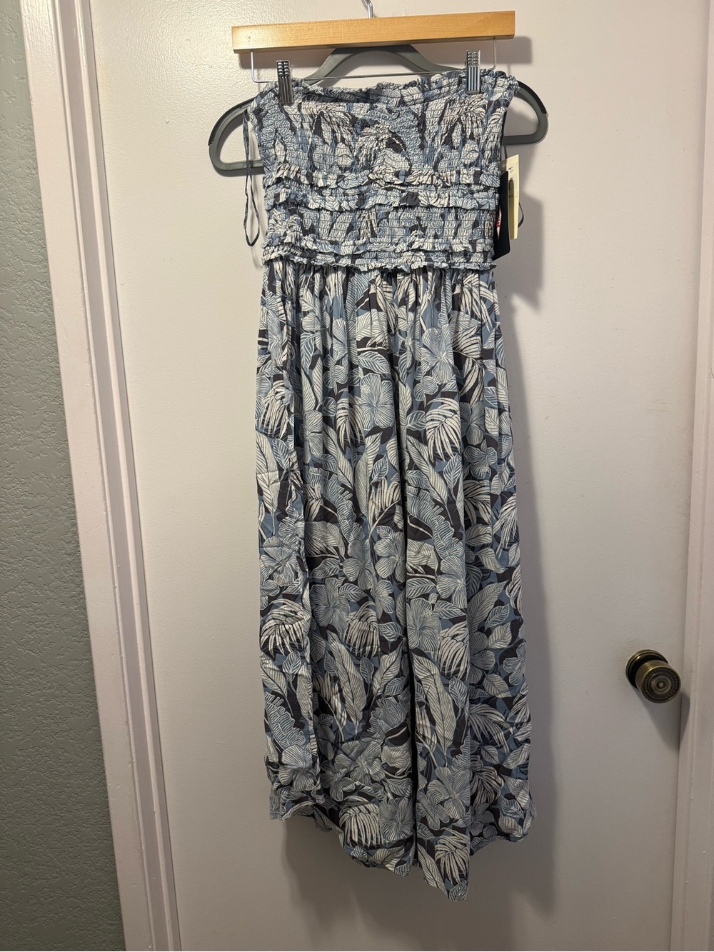 O’Neil women’s Blue Leaf-Print Smocked Sundress